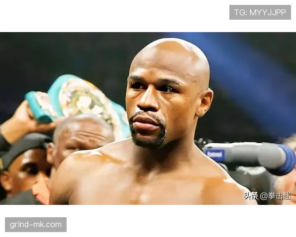 梅威瑟又晒表了，这回连车库都没出，直接在家数现金？